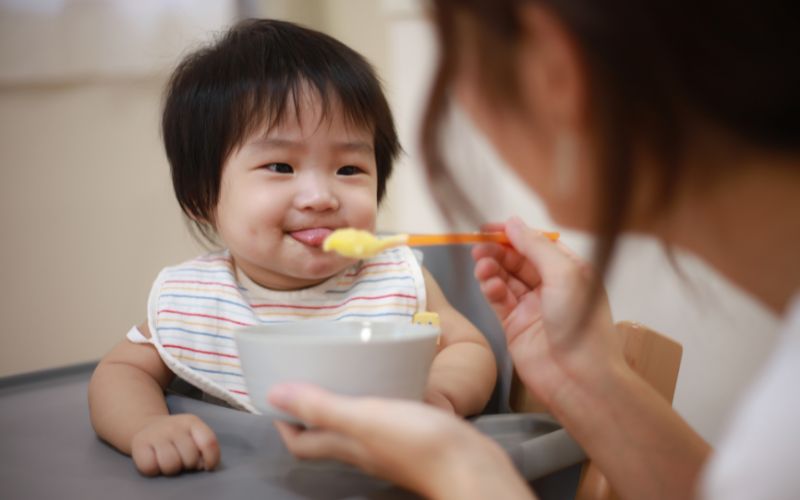 Thay đổi chế độ ăn uống cho trẻ sơ sinh hay bị trớ sữa